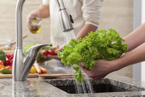 Bỏ túi vài lưu ý cực kì quan trọng khi rửa rau củ quả trong nhà bếp