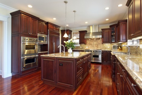 Bảo quản tủ bếp gỗ bền đẹp với 5 cách cực đơn giản
